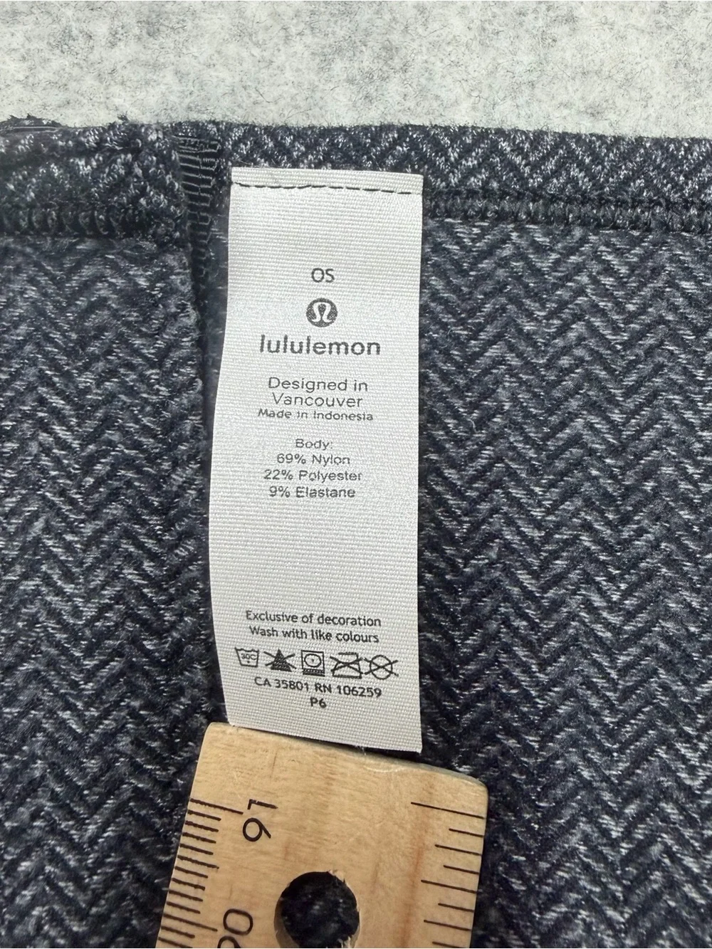 Lululemon Vinyasa Scarf Herringbone Black Gray Snap Wrap Convertible Infinity OS